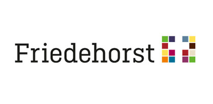 Logo mit Schriftzug: "Friedehorst". Hinter der Schrift ist ein Mosaik aus bunten Quadraten zu sehen. (Quelle: Friedehorst Teilhabe Leben gGmbH)