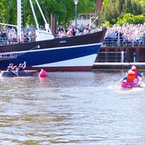 Boote im Museumshafen in Vegesack zur Pappbootregatta