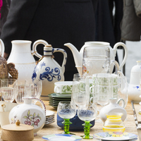 Personen stöbern am Flohmarkt am Weserufer