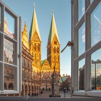 Blick aus einem Fenster auf den Marktplatz mit dem Bremer Dom