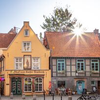 Über dem Schnoor geht die Sonne auf.