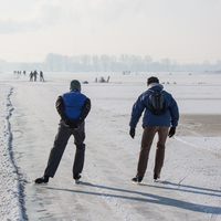 Zwei Personen laufen auf der Semkenfahrt Schlittschuh