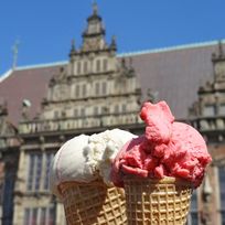 Zwei Eiswaffeln, im Hintergrund das Bremer Rathaus