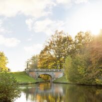 Die Melchersbrücke im Bürgerpark an einem schönen Herbsttag. 