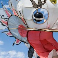 Leichtflieger in Form eines chinesischen Drachens am Himmel