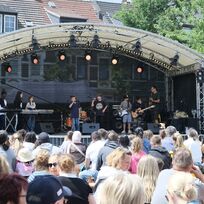Das Foto zeigt Menschen, die einer Band zuschauen.