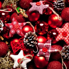 Rote Weihnachtsdeko mit Sternen und Tannenzapfen