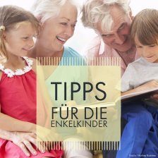 Großeltern lesen mit ihren Enkeln (Quelle: fotolia / Monkey Business)
