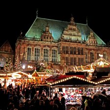 Bremer Weihnachtsmarkt im Dunkeln, hell erleuchtet