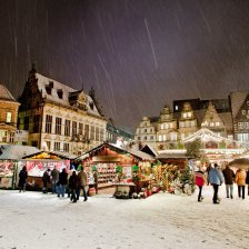 Weihnachtsmarkt in Bremen bei Schneefall