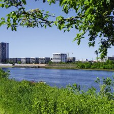 Blick über die Weser vom Stadtteil Rablinghausen aus auf die modernen Gebäude der Bremer Überseestadt 