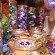 Gläser mit bunten Bonbons in der Bremer Bonbon Manufaktur