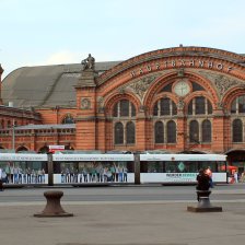 Eine Straßenbahn vor dem Bremer Hauptbahnhof