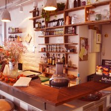 Ein Tresen in einem Café, im Hintergrund Regale mit Gläsern; Quelle: privat/MDR