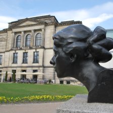 Figur von Paula Becker Modersohn vor der Kunsthalle, blauer Himmel