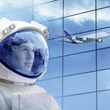 Ein Astronaut, im Hintergrund ein Flugzeug.