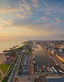 Aussicht auf den Neuen Hafen in Bremerhaven bei Sonnenaufgang. 