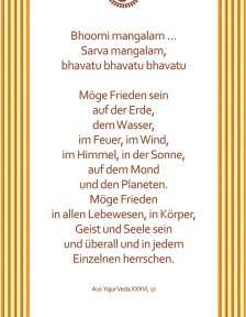 Eine Texttafel aus dem Friedenstunnel, die einen Spruch aus dem Hinduismus abbildet: Möge Friede sein auf der Erde, dem Wasser, im Feuer, im Wind, im Himmel, in der Sonne, auf dem Mond und den Planeten. Möge Frieden in alle Lebewesen, in Körper, Geist und Seele sein und überall und in jedem Einzelnen herrschen. Aus Yajur Veda XXXVI, 17.