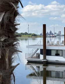 Zu sehen ist ein Hausboot des Lankenauer Höfts auf der Weser