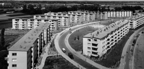 Blick auf eine Neubausiedlung mit Mehrfamilienhäusern, Schwarz-Weiß-Fotografie; Quelle: Hed Wiesner