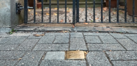 Ein Stolperstein im Boden.