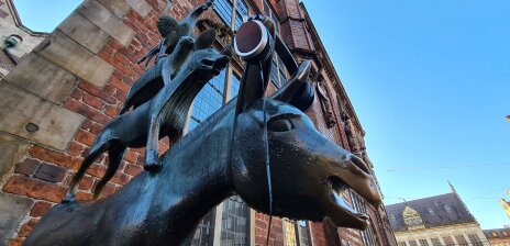 Die Bronzestatue der Bremer Stadtmusikanten. Der Esel trägt Kopfhörer. 