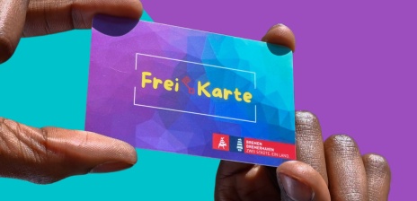 Zwei Hände halten die FreiKarte. 