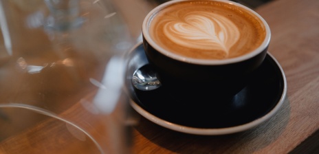 Es steht ein Cappuccino auf dem Tisch.
