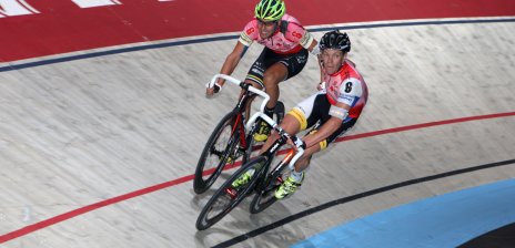 Zwei Radrennfahrer auf einer Rennstrecke