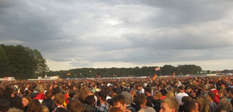 Eine Menschenmenge auf einem Musikfestival