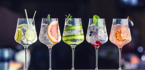 Fünf Cocktailgläser stehen auf dem Tresen.