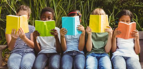 Kinder lesen Bücher im Park (Quelle: fotolia / WavebreakmediaMicro)