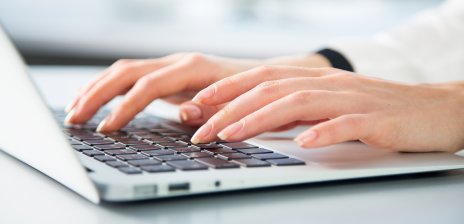 Frauenhände tippen auf einer Laptop-Tastatur (Quelle: fotolia / chagin)