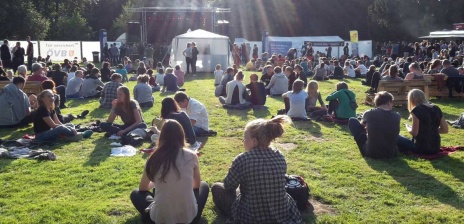 Viele junge Leute auf dem HornToBeWild-Festival im Rhododendronpark