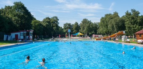Schwimmer im Becken des Freibads in Horn