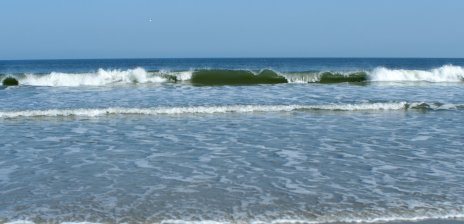 Das Meer schlägt Wellen