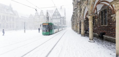 Eine Straßenbahn fährt am schneebedeckten Marktplatz vorbei; Quelle: WFB/Hellmann