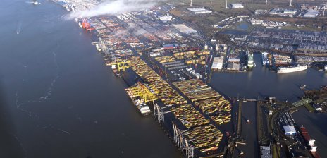 Ansicht eines Hafengebiets von oben; Quelle: bremenports/BLG