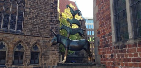 Ein Foto von der Bronzestatue der Bremer Stadtmusikanten: Esel, Hund, Katze und Hahn stehen aufeinander.