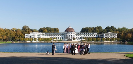 Eine Hochzeitsgesellschaft posiert für ein Foto vor dem Parkhotel.