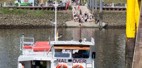 Mit der Sielwallfähre von Hal över geht's in Minutenschnelle vom einen zum anderen Weserufer.