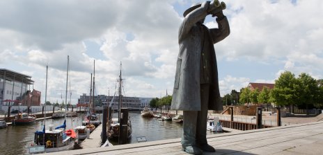 Hafenbecken mit Schiffen