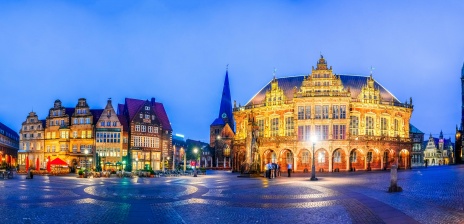 Night-time shot of the market square with Schütting, merchants' houses, Liebfrauenkirche (Church), town hall, cathedral and part of the Bürgerschaft (state parliament).