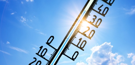 Ein blauer Himmel, die Sonne scheint und man sieht ein Thermometer, dass auf ungefähr 35 Grad Celsius steht.