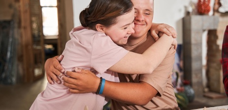 Ein junges glückliches Paar umarmt sich.