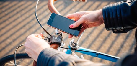 Handy wird am Fahrradlenker befestigt