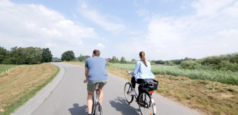 Eine Radfahrerin und ein Radfahrer im Blockland