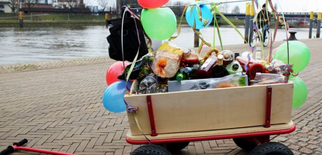 Ein geschmückter Bollerwagen an der Weser