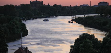 Ausblick auf die Weser in der Abenddämmerung