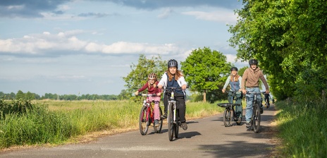 Kinder bei einer Fahrradtour im Grünen. 